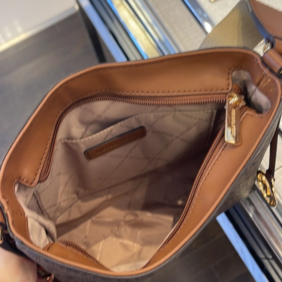 MICHAEL KORS
Jet Set Travel Small Signature Logo Messenger Bag
Brown 
NWT - Picture 8 of 16